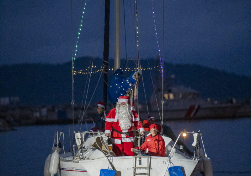 Arrivée du père noël en voilier au port heraclea de Cavalaire à l'occasion des scintillantes